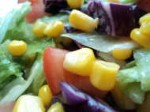 ensalada con col lombarda, tomate y maíz dulce